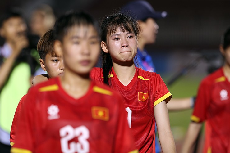 Nhiều tuyển thủ U19 nữ Việt Nam đã bật khóc sau trận thua Thái Lan tối 18/6.