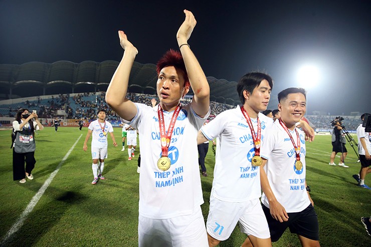 Tuấn Anh cũng có mùa giải trọn vẹn khi có 25 lần ra sân thi đấu cho Thép Xanh Nam Định ở V-League 2024/25. Sau khi chia tay HAGL, tiền vệ tài hoa sinh năm 1995 đã có 2 lần vô địch V-League với Thép Xanh Nam Định.