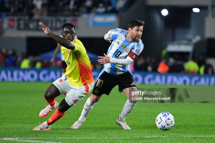 Messi bị kèm rất chặt trong trận đấu với Colombia