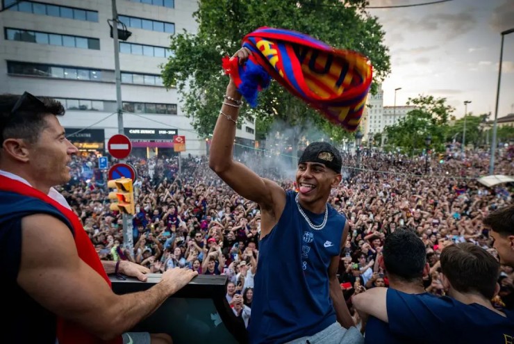 Các cầu thủ Barcelona được thưởng bộn tiền