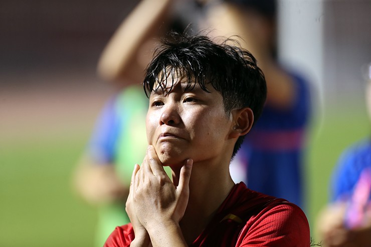 Nỗi buồn khó có thể diễn tả thành lời của Lưu Hoàng Vân, một trong những cầu thủ chơi nổi bật nhất của U19 nữ Việt Nam tại giải U19 nữ Đông Nam Á 2025 được tổ chức ở TP.HCM.