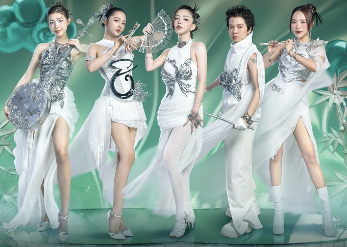 Năm thành viên của đội Kim cương, từ trái qua gồm Hằng Lamoon, Bảo Anh, Bích Phương, Tiên Tiên, Phương Mỹ Chi.