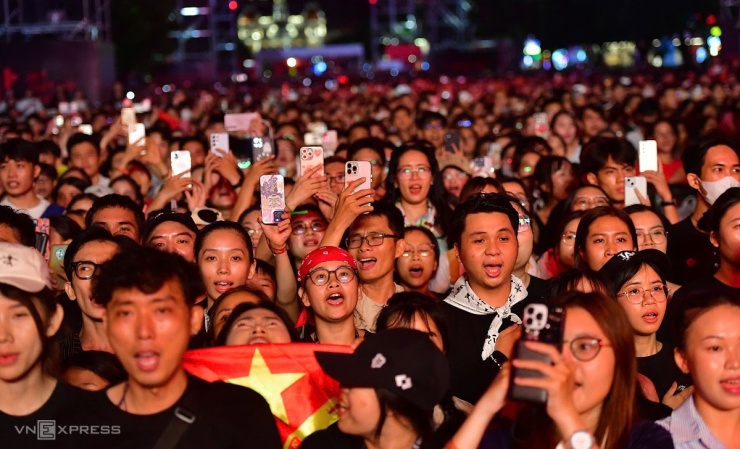 "Tôi xúc động, tự hào khi hòa giọng cùng mọi người trong ca khúc của quê hương, đất nước", khán giả Mai Anh nói.
