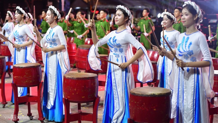 Trong hai tiếng rưỡi, chương trình kết hợp giữa âm nhạc, trình chiếu tư liệu và kể chuyện thực tế về lực lượng Công an Nhân dân.