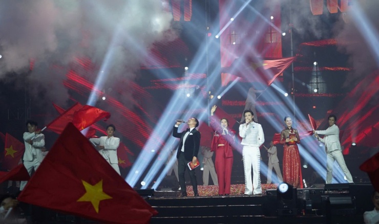 Chương trình khép lại với tiết mục Nối vòng tay lớn (Trịnh Công Sơn) do Mỹ Tâm và Soobin song ca.