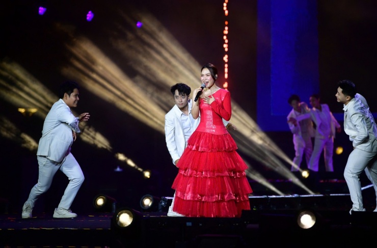 Mỹ Tâm xuất hiện cuối show, khuấy động không khí với Giấc mơ tình yêu (Tường Văn), Niềm tin chiến thắng (Lê Quang), Lên đàng (Lưu Hữu Phước). Cô tạo sự gần gũi khi xuống sân khấu bắt tay từng người.