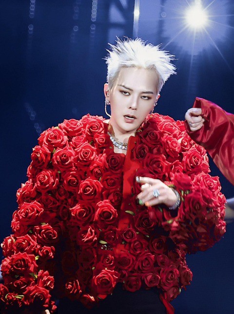 Lộ ảnh G-Dragon "khóa môi" đắm đuối 1 nhân vật, danh tính khiến dân mạng ngỡ ngàng! - 3