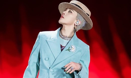 Lộ ảnh G-Dragon "khóa môi" đắm đuối 1 nhân vật, danh tính khiến dân mạng ngỡ ngàng! - 5