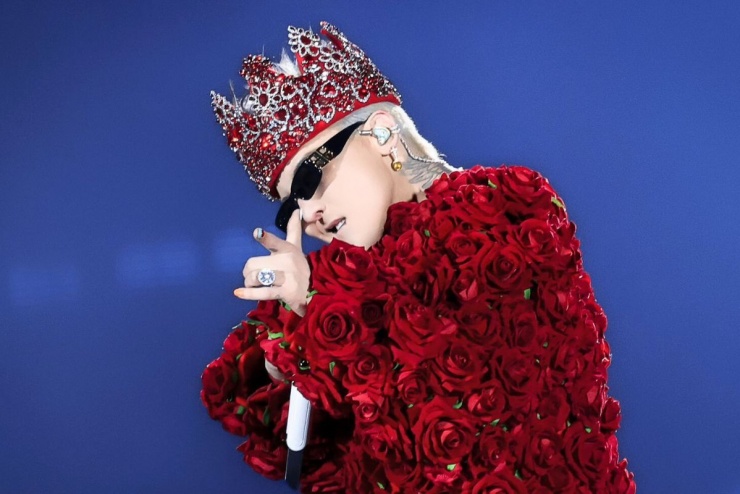 Lộ ảnh G-Dragon "khóa môi" đắm đuối 1 nhân vật, danh tính khiến dân mạng ngỡ ngàng! - 4