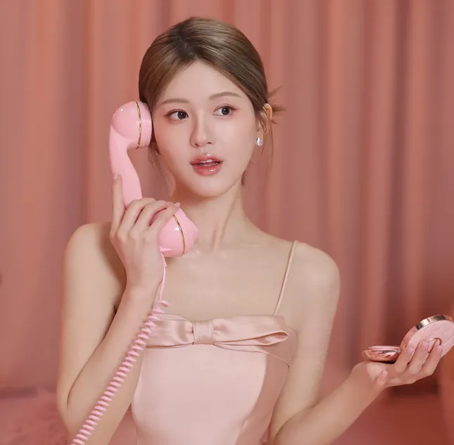 Triệu Lộ Tư là nghệ sĩ Trung Quốc hot nhất trên MXH Tiểu Hồng Thư, xếp thứ nhất trong nhóm tiểu hoa 95 trên Douyin.