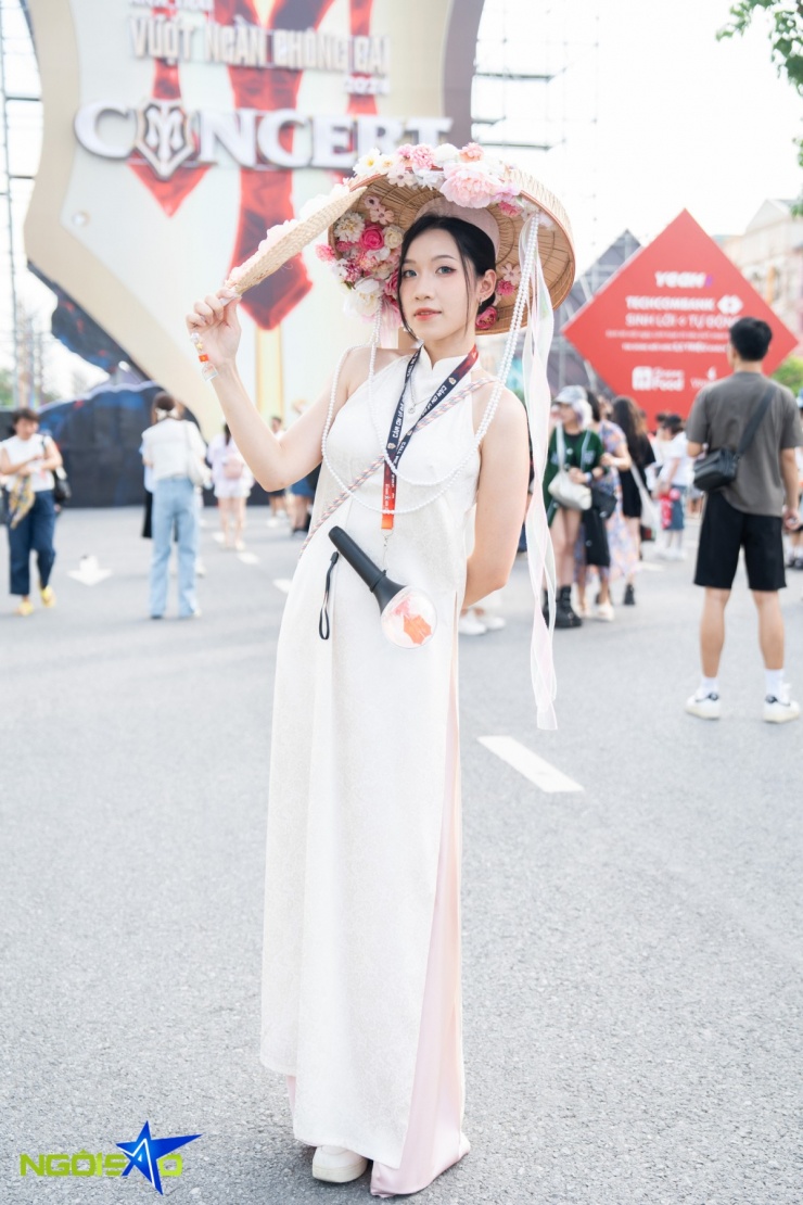 Thanh Tâm diện áo dài cách tân, đội nón quai thao khổ lớn trang trí hoa lụa và ruy băng hồng, đeo lightstick bên hông. Cô cho biết bộ trang phục được lên ý tưởng và thực hiện trong vòng một tháng.