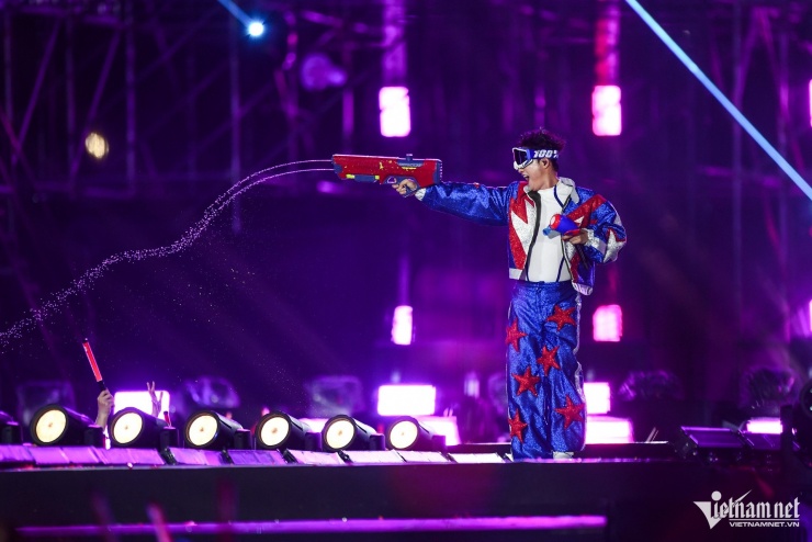 Tự Long, Soobin khóc cười cùng với fan, 'quẩy' đến nửa đêm - 14