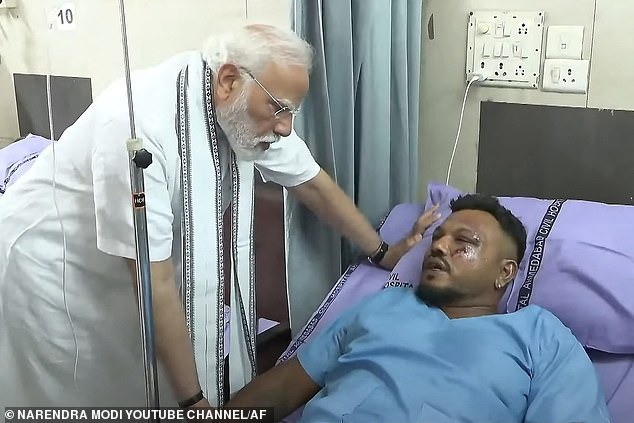 ... khi ngồi ghế 11A giống anh&nbsp;Ramesh Vishwakumar - người duy nhất sống sót trong thảm kịch rơi máy bay Air India