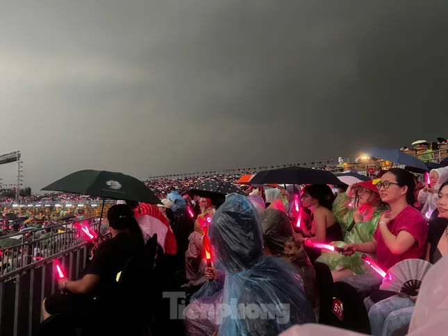 Biển người đổ về Hưng Yên ngày thứ 2, đằm trong mưa giông tầm tã - 1