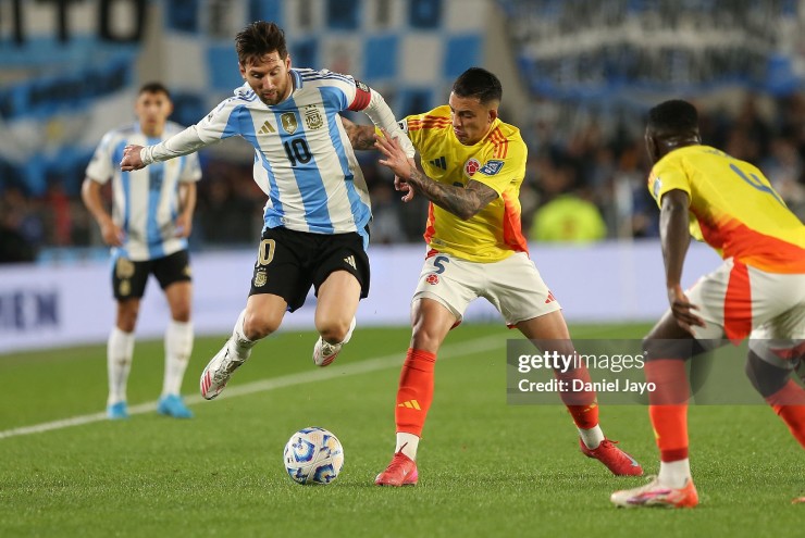 Messi bị "chăm sóc" đặc biệt bởi hậu vệ Colombia