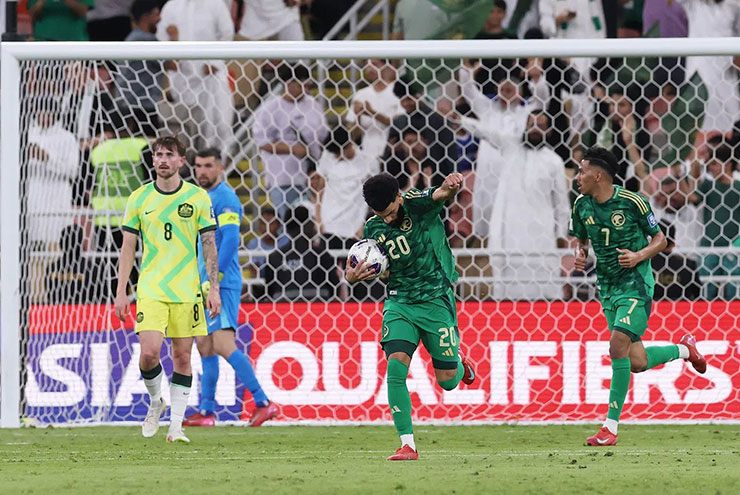 Saudi Arabia khởi đầu tốt với bàn thắng phút 19, nhưng bị gỡ hòa trước khi hiệp 1 khép lại