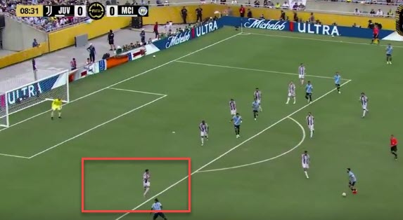 Doku lùi một nhịp để lừa Alberto Costa tiến lên, trước khi mở tốc lách xuống phía sau đón đường chuyền của Ait-Nouri