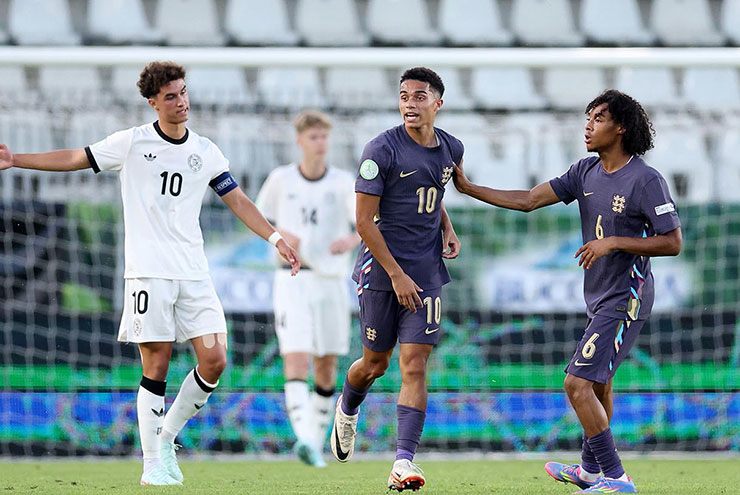 U19 Đức&nbsp;(áo trắng) dẫn&nbsp; 5-1 ở đầu hiệp 2 nhưng vẫn bị cầm hòa