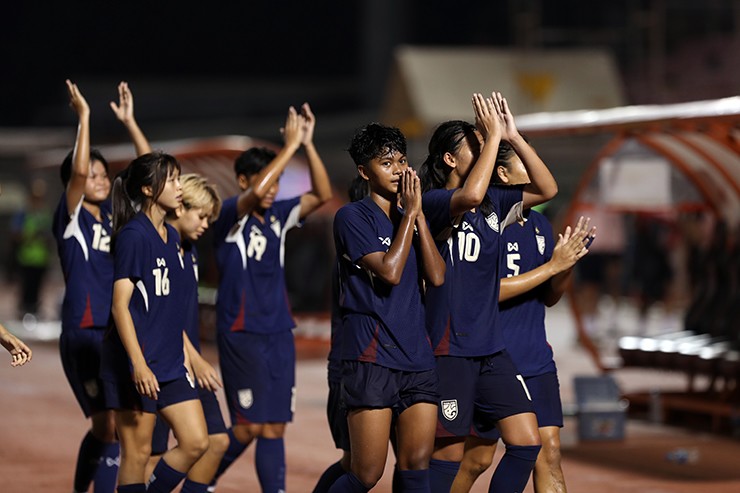 Đội tuyển U19 nữ Thái Lan nhận được những lời chúc mừng từ chính các cổ động viên Việt Nam trên sân Thống Nhất.