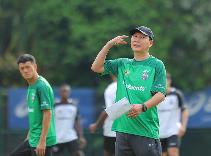 HLV Kim Sang Sik khá đau đầu với lực lượng của đội tuyển các ngôi sao Đông Nam Á,&nbsp;khi phải đến cuối ngày 27/5 thì nhà cầm quân người Hàn Quốc mới có thể chốt đội hình 26 tuyển thủ ASEAN All-Stars đấu MU. Trong đó, nhiều cầu thủ chỉ mới góp mặt và không thể có buổi tập làm quen cùng ASEAN All-Stars.