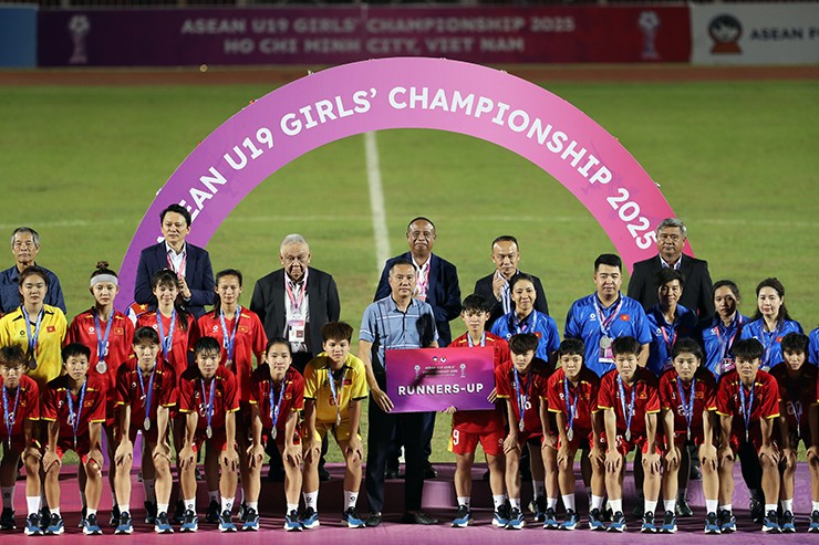 Các tuyển thủ U19 nữ Việt Nam ngậm ngùi nhận huy chương bạc ở giải đấu được tổ chức trên sân nhà.