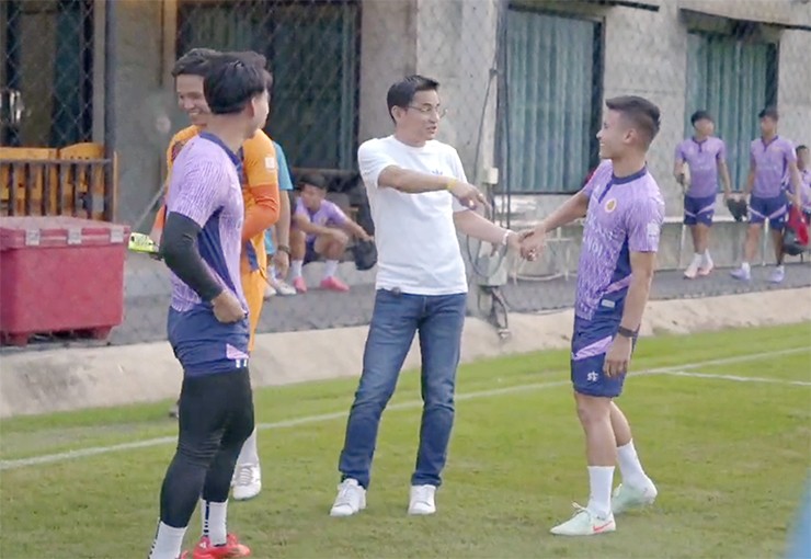 Huyền thoại bóng đá Thái Lan trò chuyện vui vẻ với các học trò cũ như Quang Hải, Văn Thanh,...
