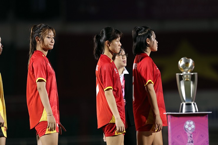 Hồng Yêu ngẩn ngơ nhìn chiếc cúp vô địch U19 nữ Đông Nam Á.&nbsp;