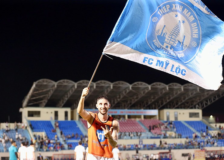Hậu vệ Việt kiều Kevin Phạm Ba ăn mừng ngôi vô địch V-League đầu tiên trong sự nghiệp khi gia nhập Thép Xanh Nam Định ở giai đoạn hai mùa giải này.