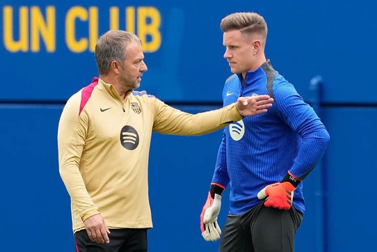 Thủ môn Ter Stegen va chạm với HLV Flick