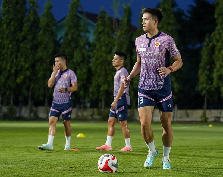 Đến chiều ngày 19/5, Bùi Hoàng Việt Anh và đồng đội mới bước vào buổi tập đầu tiên trên đất Thái Lan.