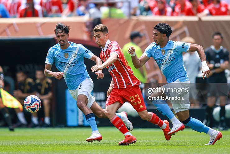 Reijnders (trái)&nbsp;có màn ra mắt khá ổn trong màu áo Man City