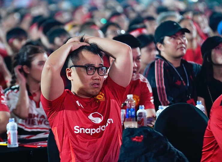 Đến phút 42, “rừng” cổ động viên “chết lặng” khi Brennan Johnson đã mở tỷ số cho Tottenham, đưa MU vào thế trận khó khăn.