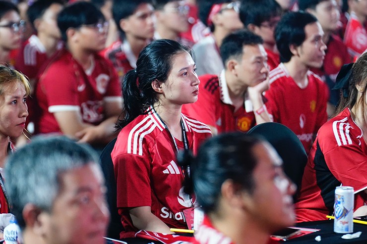 Fan nữ MU cổ vũ hết mình, nói lời gan ruột sau trận chung kết Europa League - 11