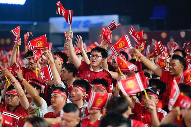 Không chỉ có các fan tại TP.HCM, có rất nhiều người hâm mộ "Quỷ đỏ" ở nhiều tỉnh, thành khác cũng tề tựu làm cho bầu không khí trở nên rất cuồng nhiệt.