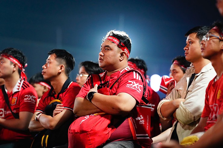 Fan nữ MU cổ vũ hết mình, nói lời gan ruột sau trận chung kết Europa League - 7