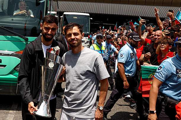 Bruno Fernandes &amp; Bernardo Silva chụp ảnh với cúp trước khi lên xe bus tại sân bay
