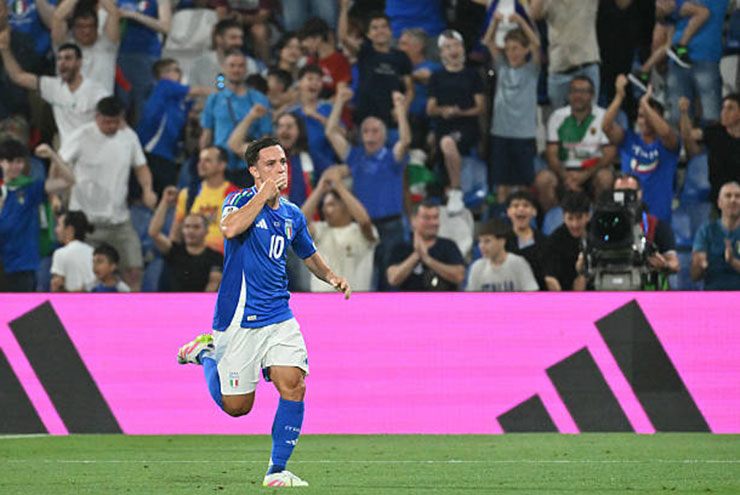 Raspadori mang lại bàn thắng mở tỷ số cho Italia ở cuối hiệp 1