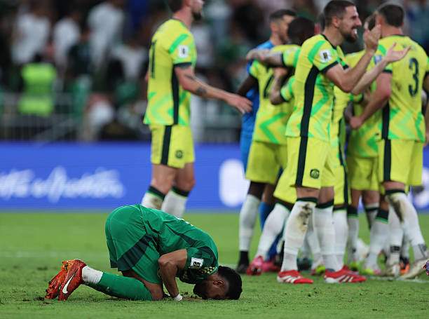 Al Dawsari gục đầu sau khi sút hỏng quả penalty do chính mình kiếm được