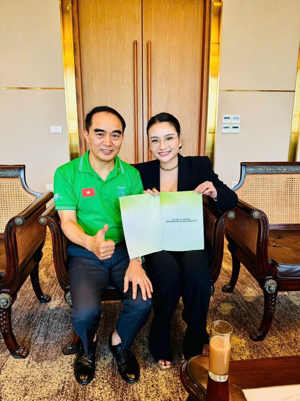 Cô nàng bày tỏ niềm hạnh phúc trong dịp gặp mặt Phó G.s, T.s, B.s - Trung Tướng Nguyễn Viết Lượng