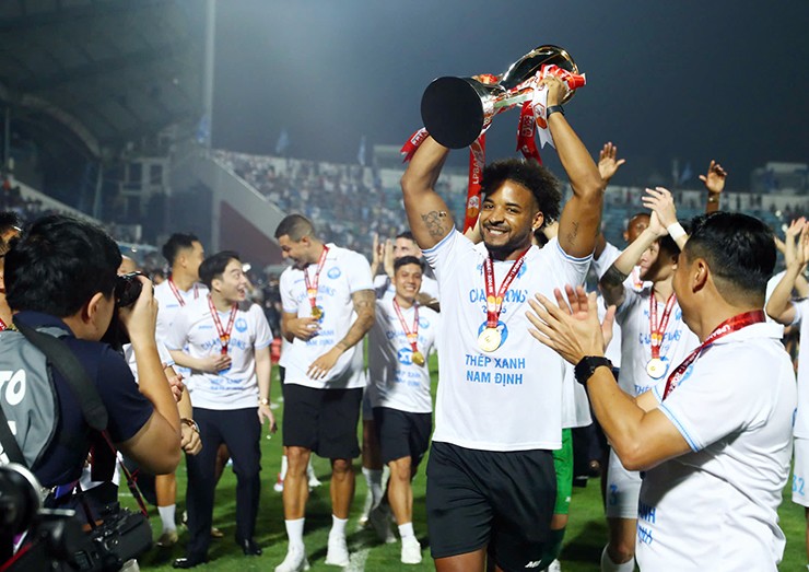 Xuân Son lần thứ hai vô địch V-League cùng Thép Xanh Nam Định.