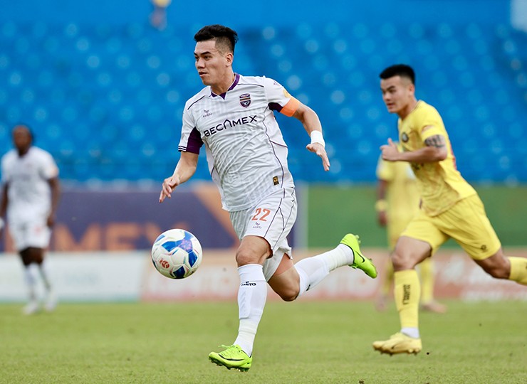 Tiến Linh cùng với Lucao và Alan giành danh hiệu đồng Vua phá lưới V-League với 14 bàn.