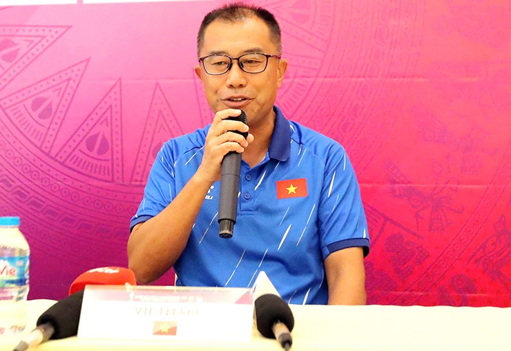 HLV&nbsp;Okiyama Masahiko của U19 nữ Việt Nam trả lời họp báo trưa 17/6.
