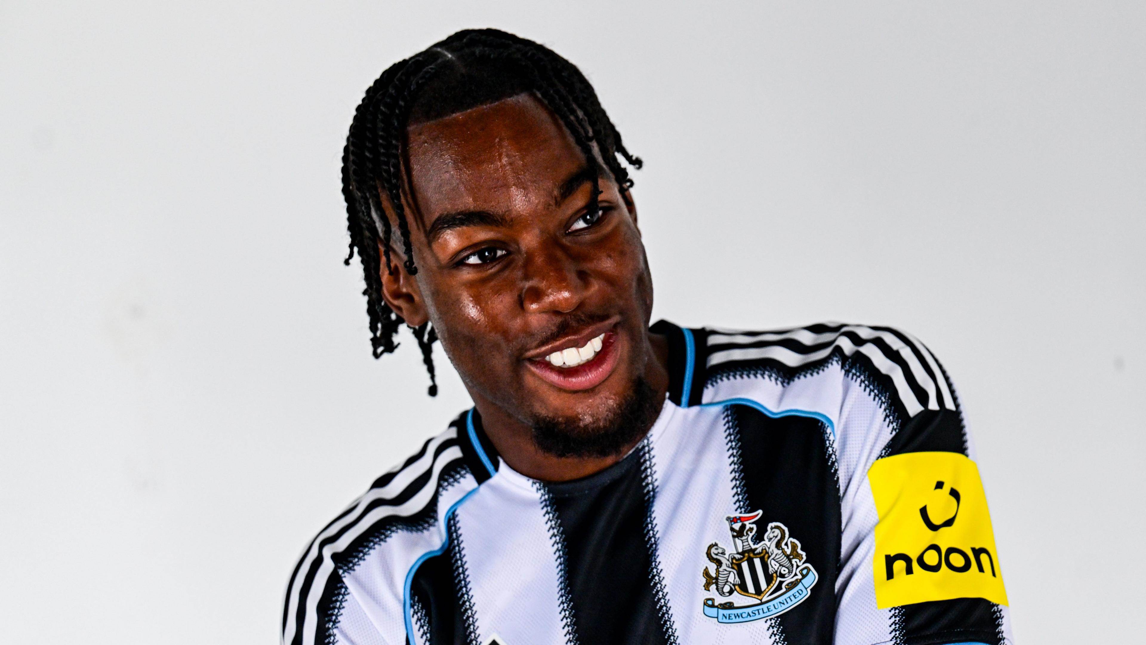 Newcastle sẽ đá Cúp C1 nhưng mới mua được đúng 1 cầu thủ là Elanga. Nếu mua thêm&nbsp;họ có thể phạm luật dẫn tới trừ điểm
