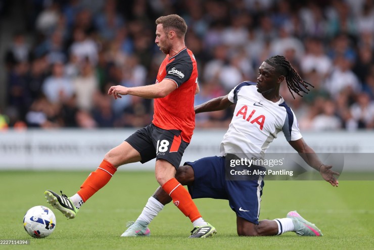 Tottenham và Luton Town chơi ngang tài ngang sức trong hiệp một