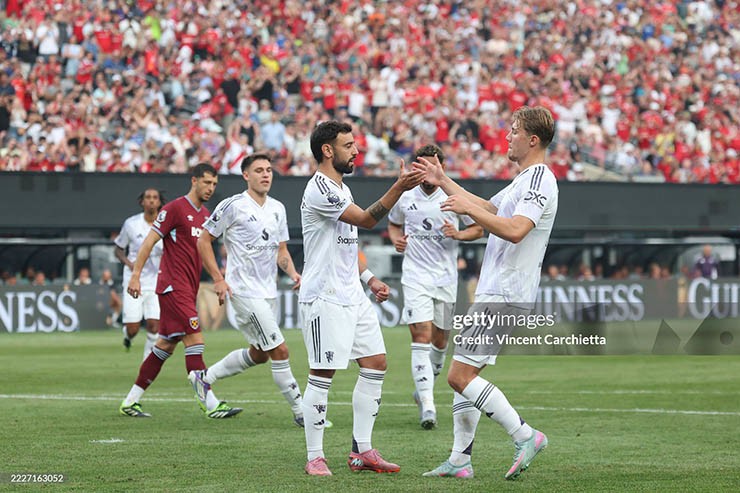 Fernandes tỏa sáng trước West Ham