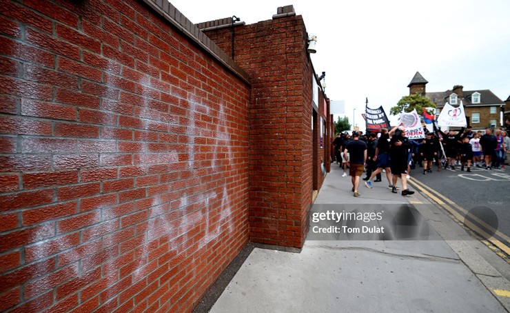 CĐV còn vẽ&nbsp;lên tường ngoài sân Selhurst Park
