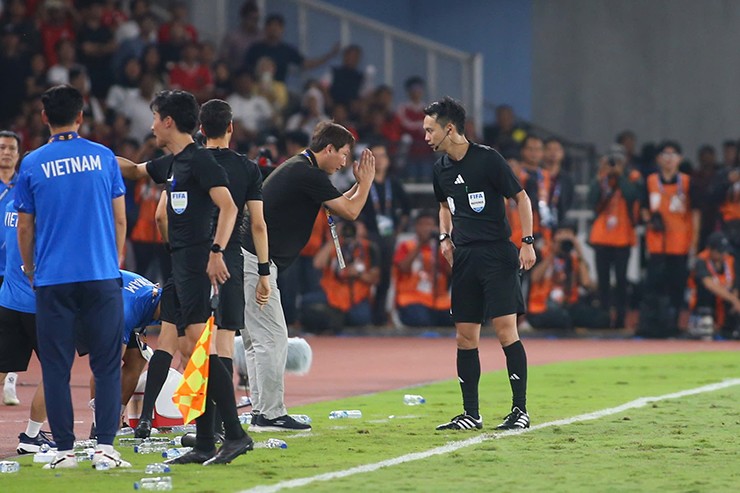 U23 Việt Nam vô địch: Người rải chai nước được săn tìm khắp cõi mạng là ai? - 4
