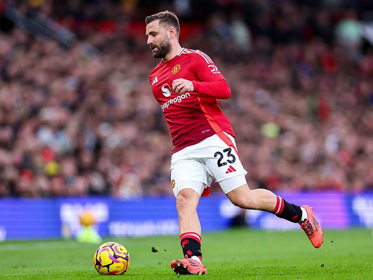 Luke Shaw phải vật lộn với chấn thương