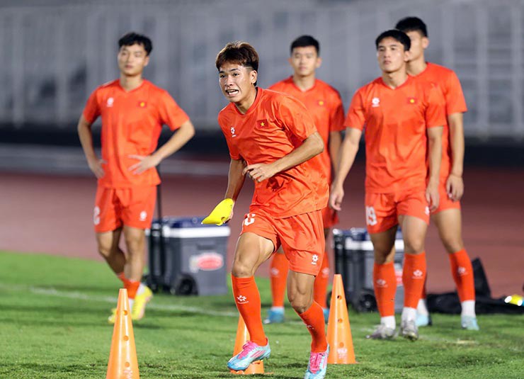Văn Thuận trước đó đã tập luyện cùng U23 Việt Nam tại Bà Rịa, nên cầu thủ thuộc biên chế Thanh Hóa không mất nhiều thời gian để hòa nhập cùng đồng đội.