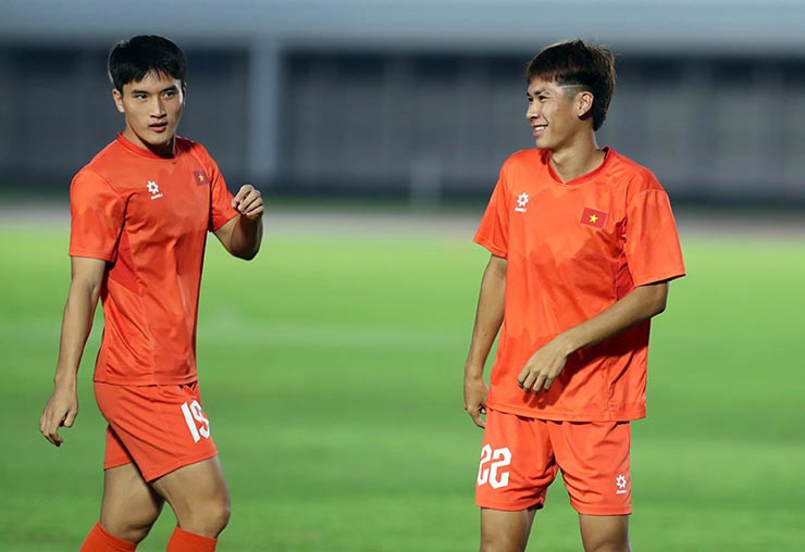 Buổi tập của U23 Việt Nam chào đón sự góp mặt của “tân binh” Lê Văn Thuận (số 22), cầu thủ trẻ xuất sắc nhất V-League 2024/25 vừa được gọi bổ sung thay cho Thanh Nhàn dính chấn thương.